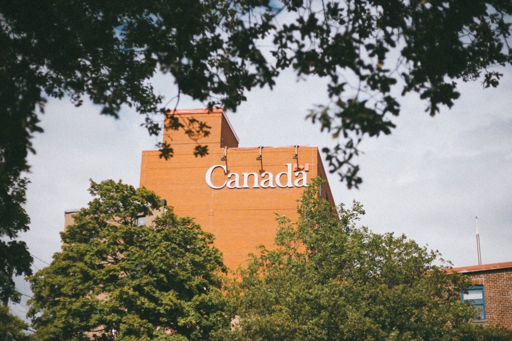 Link Building in Canada: French and English Market Dynamics (2026 Playbook)
