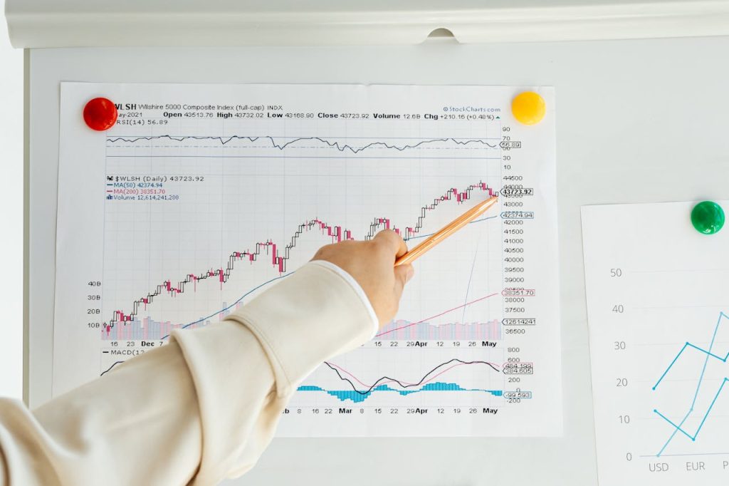 Industry Indexes and Rankings: How to Build a Citable Annual League Table